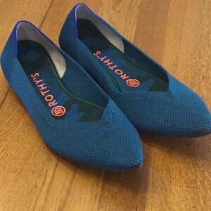 Woman’s Rothy’s The Point in blue with camo inner sole. Size 8. Like new! Cute!